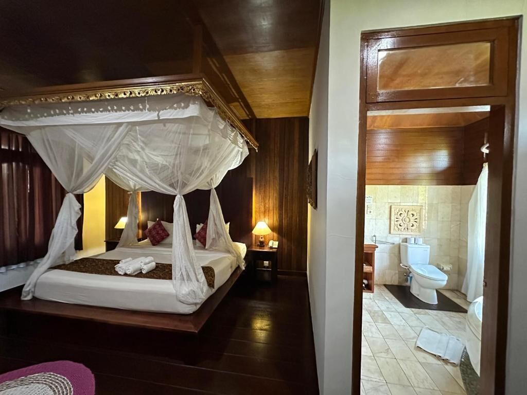 Minibar, desk, laptop workspace, blackout drapes