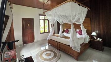 Minibar, blackout curtains, soundproofing, free WiFi