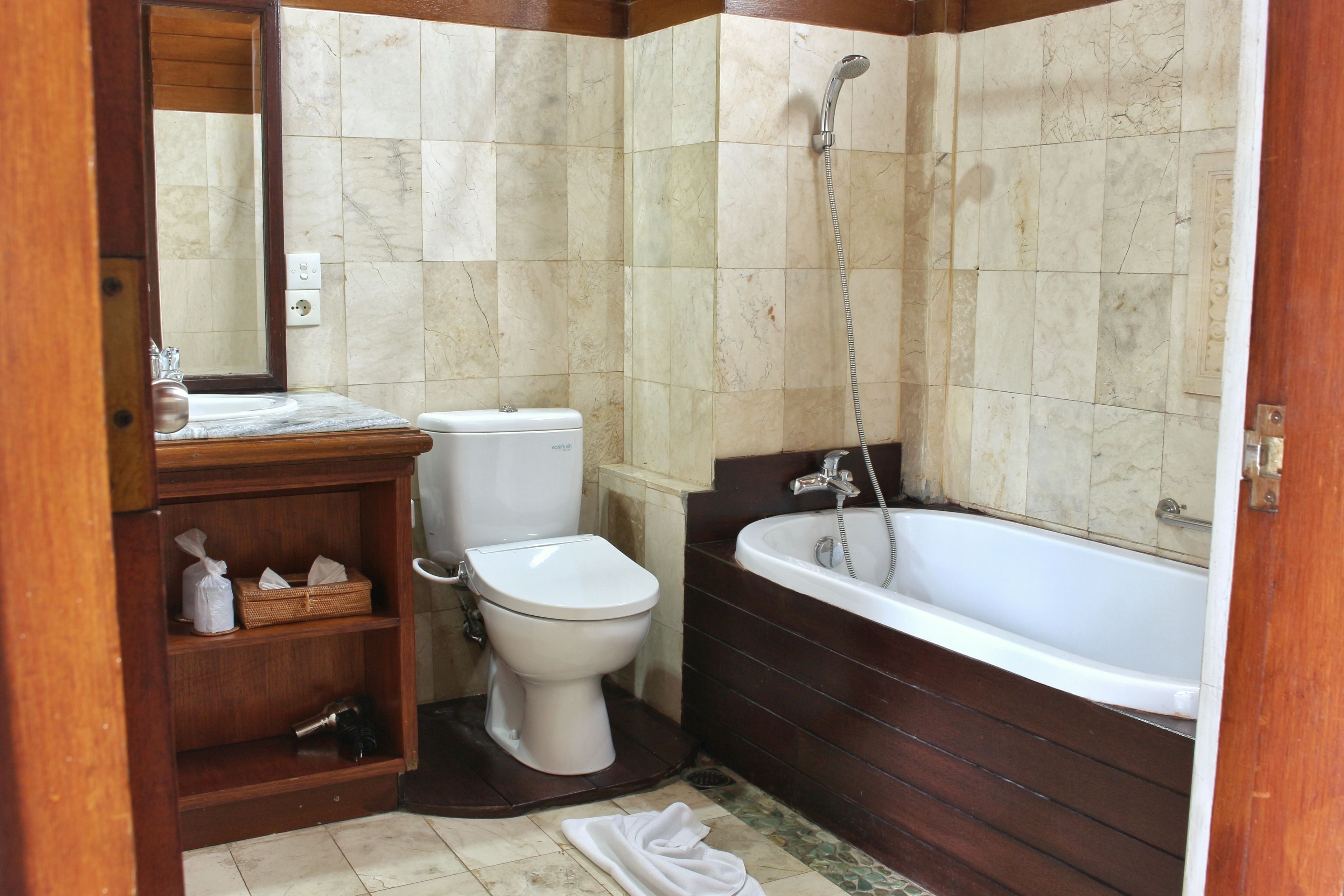 deluxe room (garden) | bathroom | combined shower/bathtub, hair dryer, bathrobes, slippers