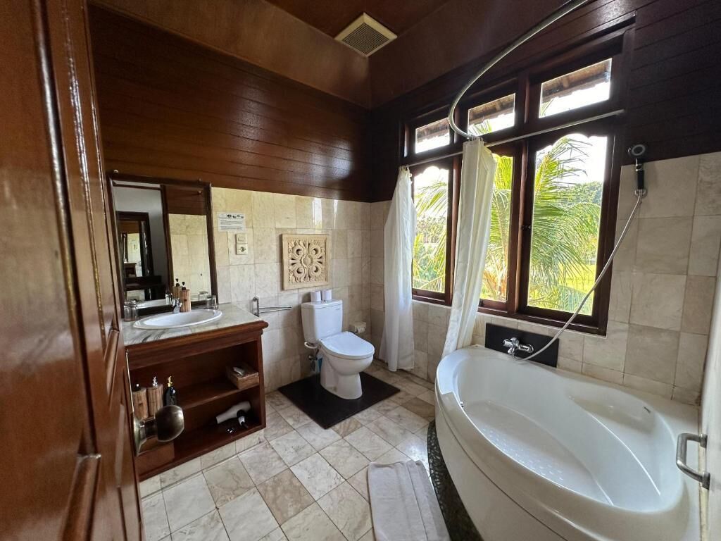 Bañera con ducha, secador de pelo, batas, pantuflas