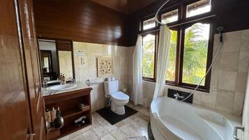 Bañera con ducha, secador de pelo, batas, pantuflas