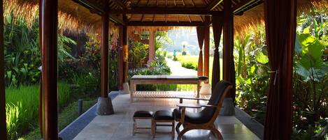 Una bañera de hidromasaje, masajes con piedras calientes