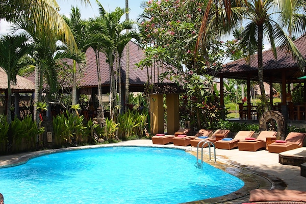 Kolam renang terbuka, kerusi lepak pantai