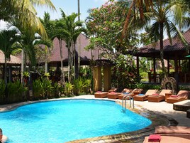 Una piscina al aire libre (de 07:00 a 22:00), tumbonas
