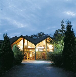 Front of property - evening/night - Hôtel Le Bois Dormant (Champagnole)