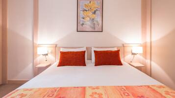 Kahden hengen huone | Ylelliset vuodevaatteet, tallelokero huoneessa, työpöytä, äänieristys