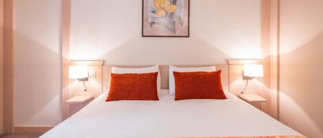 Quarto casal | Roupas de cama premium, cofres nos quartos, escrivaninha