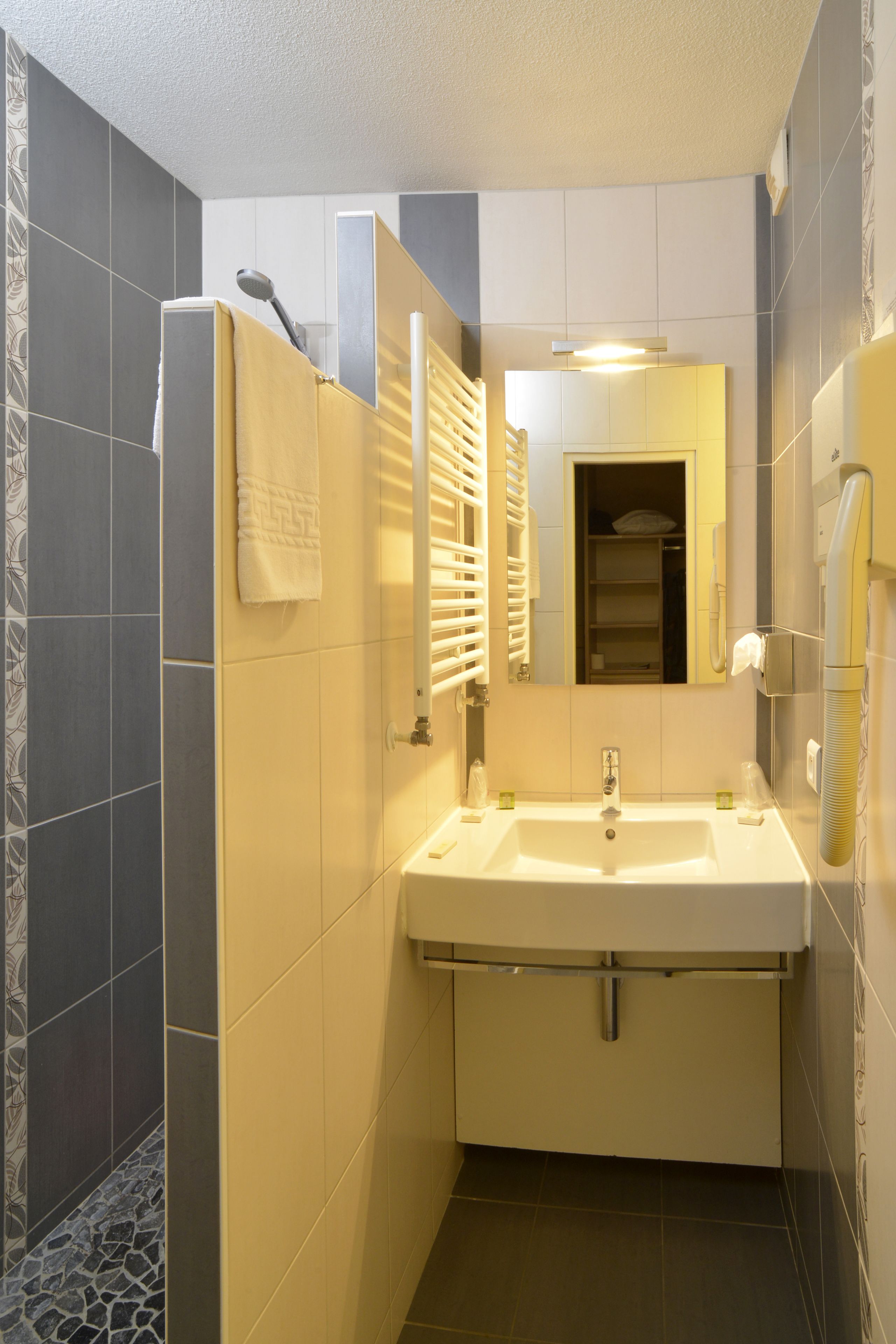 triple room | bathroom | free toiletries, hair dryer, towels