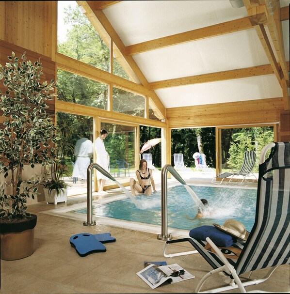 Indoor pool - Hôtel Le Bois Dormant (Champagnole)