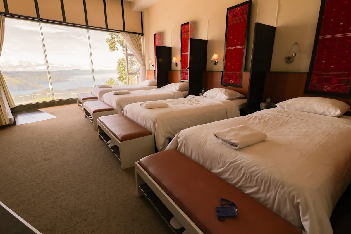 tongging point lodge deluxe, lake toba view | lake view