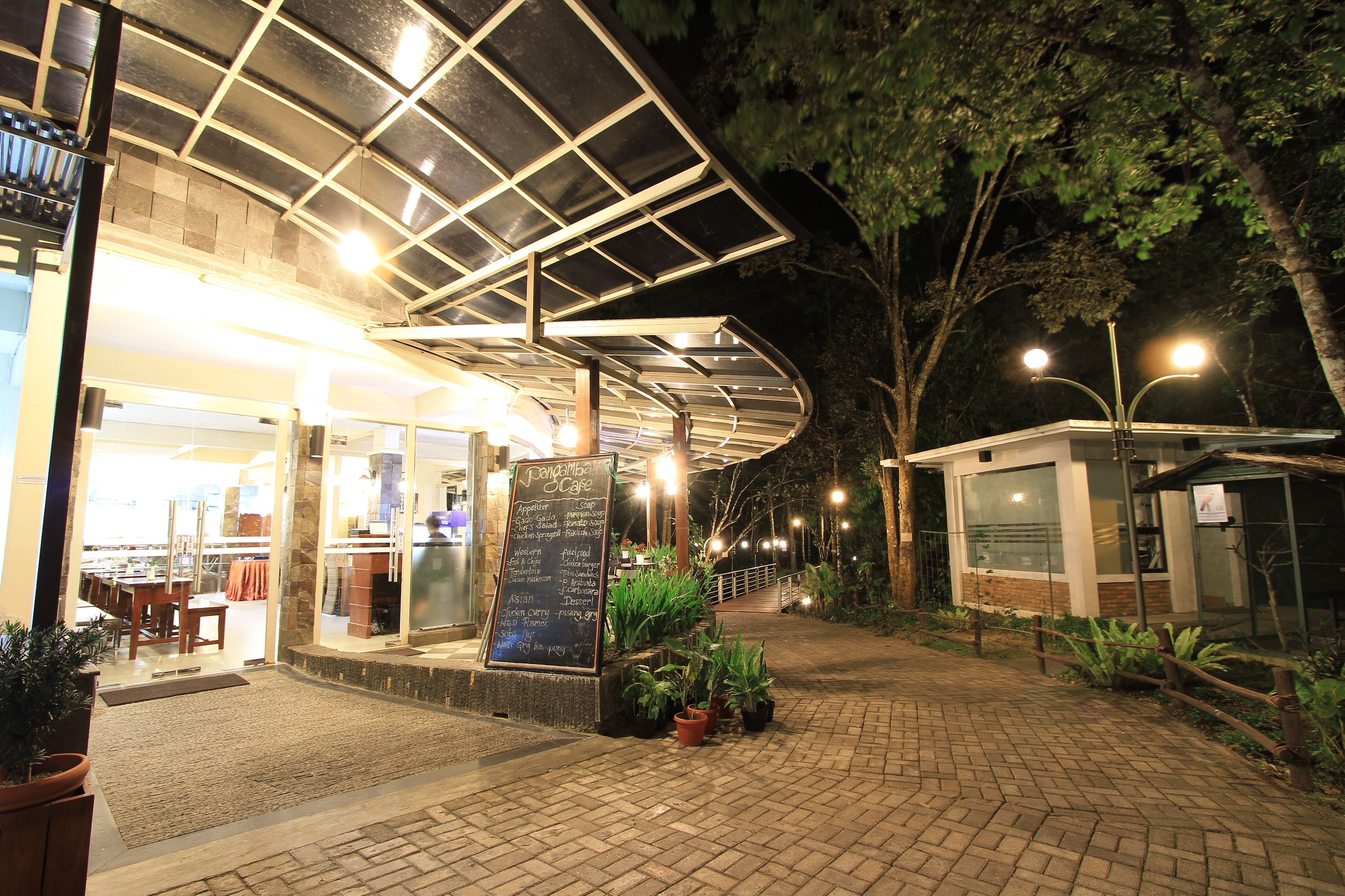 3 restaurants, breakfast, lunch, dinner served; chinese cuisine