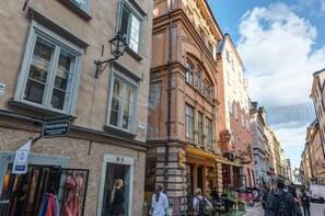 A street with buildings, a sign for 'Pashmina', and a 'No 9' sign. - Archipelago Hostel Old Town (Stockholm)