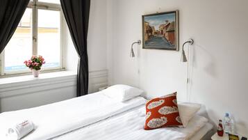 Habitación con 1 cama doble o 2 individuales, baño compartido | Decoración individual, mobiliario individual, cortinas opacas