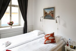 Dobbelt- eller tomannsrom, delt bad | Individuelt dekorert, individuelt innredet og blendingsgardiner