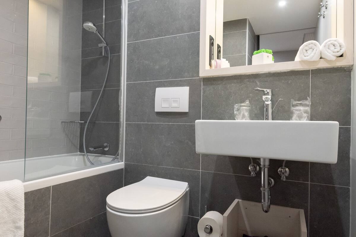 bathtub, free toiletries, hair dryer, towels