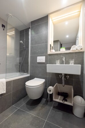 Bañera, artículos de higiene personal gratuitos y secador de pelo