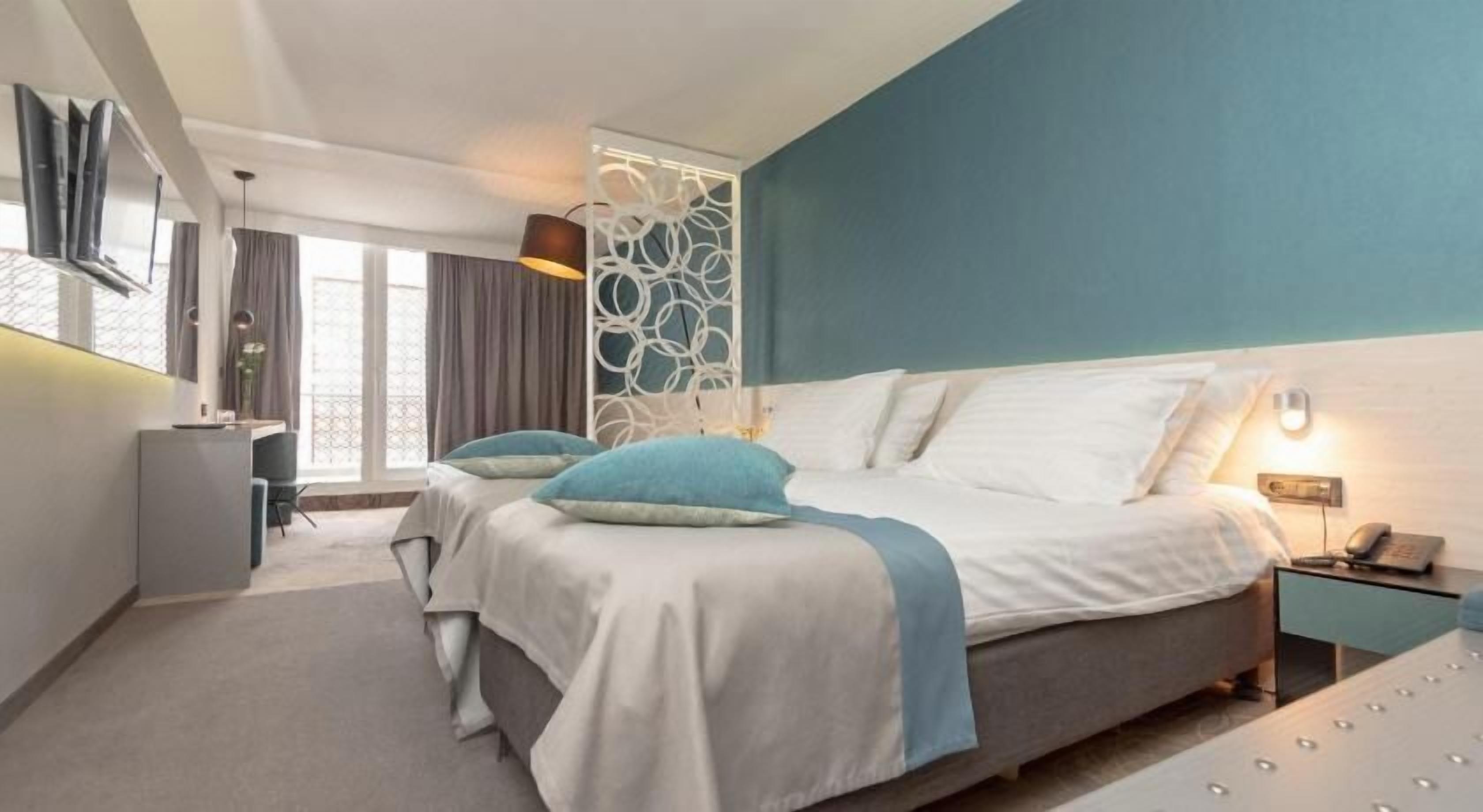 Minibar, caixa forta a l'habitació, escriptori i cortines opaques 