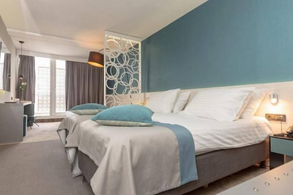 Minibar, caixa forta a l'habitació, escriptori i cortines opaques
