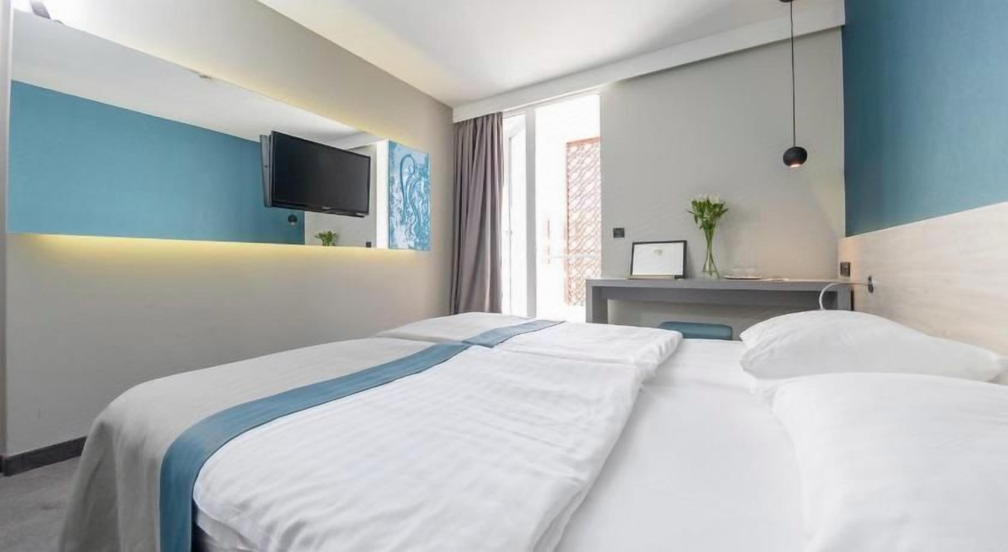 Minibar, caixa forta a l'habitació, escriptori i cortines opaques 