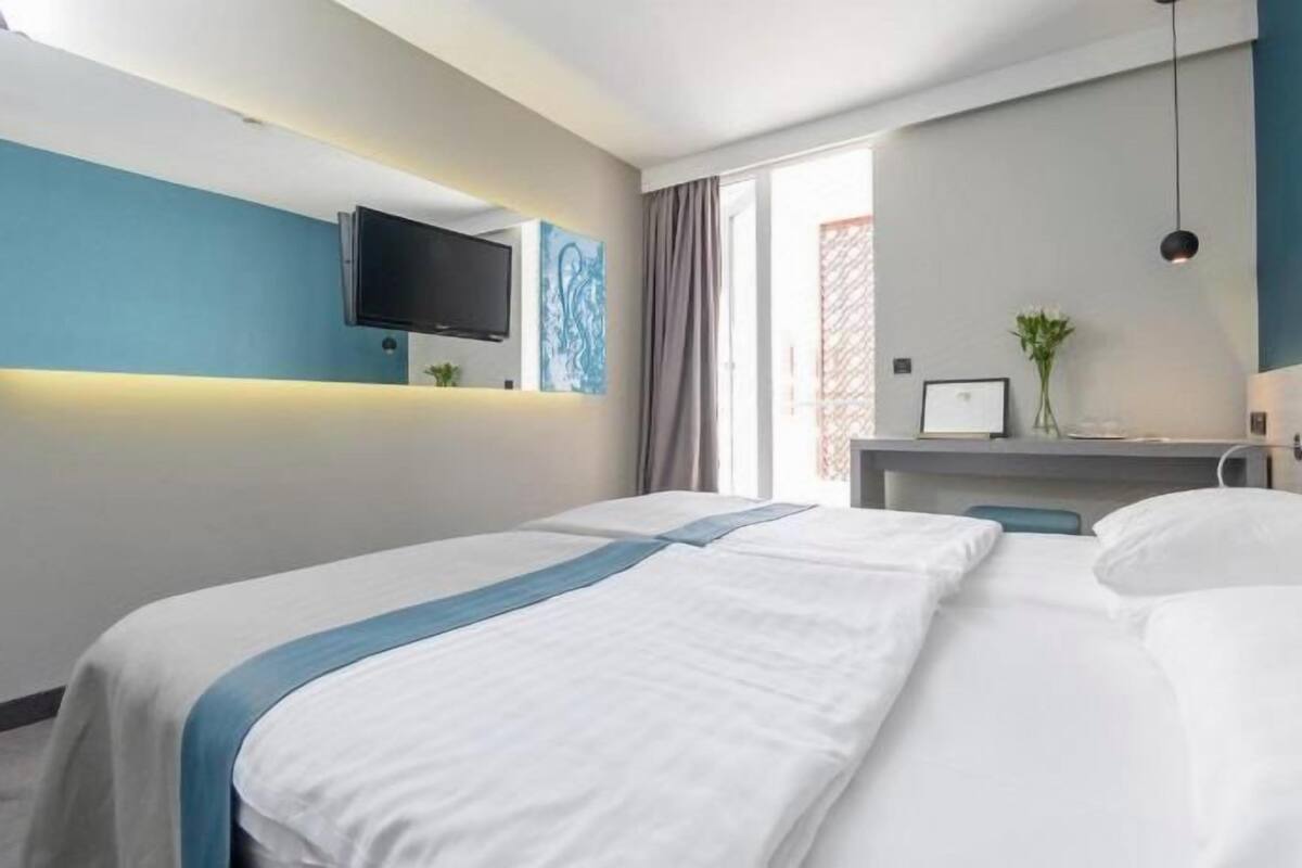 Minibar, in-room safe, desk, blackout drapes