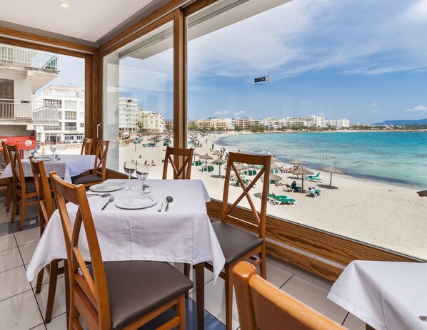 Breakfast, lunch and dinner served - Hotel O7 Colombo (Manacor)