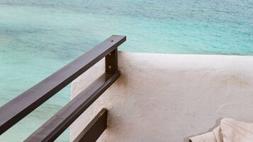 Desk, blackout curtains, WiFi, bed sheets