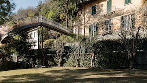 A two-story building with a balcony and a bridge connecting the two levels. - Villa Nina Relais Boutique B&B (Carate Urio)