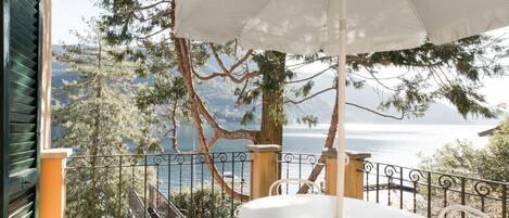 Suite, 1 grand lit, vue lac | Terrasse/Patio