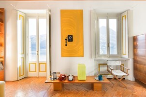 Suíte, 1 cama Queen, vista para o lago | Área de estar