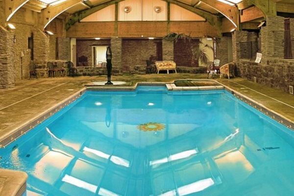 Indoor pool, sun loungers