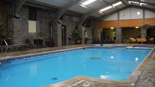 Indoor pool, sun loungers