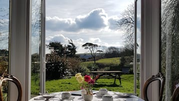 Daily cooked-to-order breakfast (GBP 15 per person)