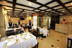 朝食 (ビュッフェ)、毎日提供 (無料)