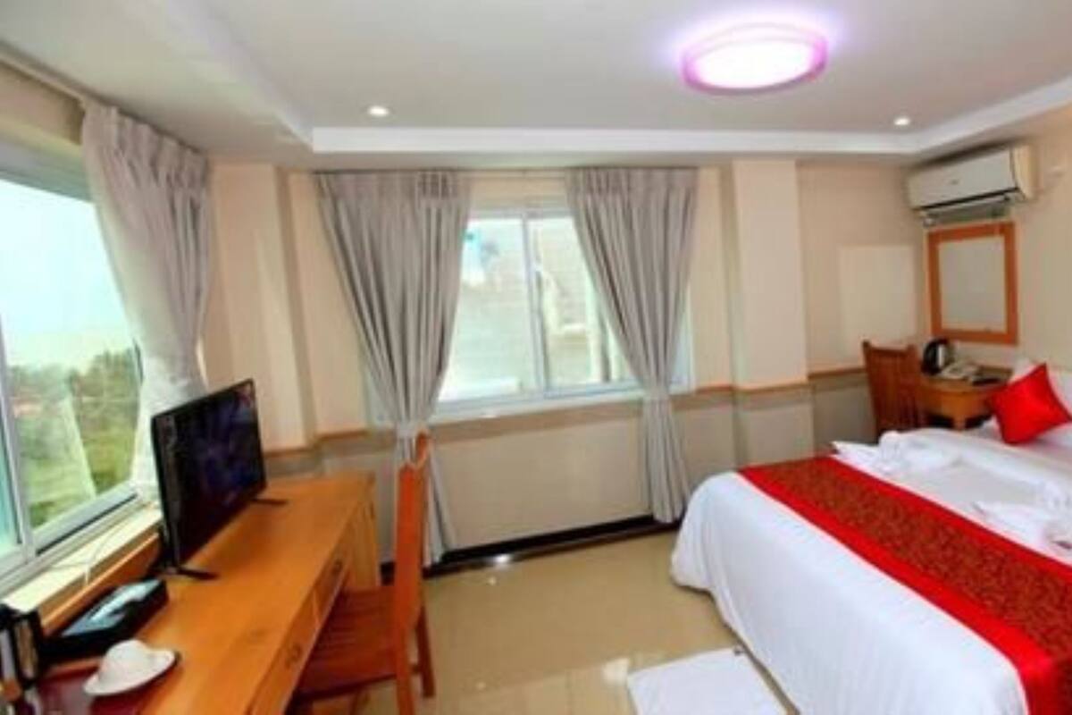 Quarto casal superior, vista para o rio | Frigobar (abastecido com alguns itens grátis), escrivaninha