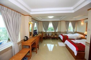 ミニバーのアイテム (無料)、デスク、遮光カーテン、WiFi (無料)