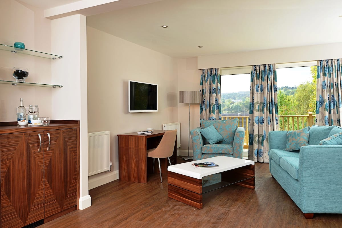 Suite, 1 King-Bett, Balkon, Erdgeschoss | Wohnbereich