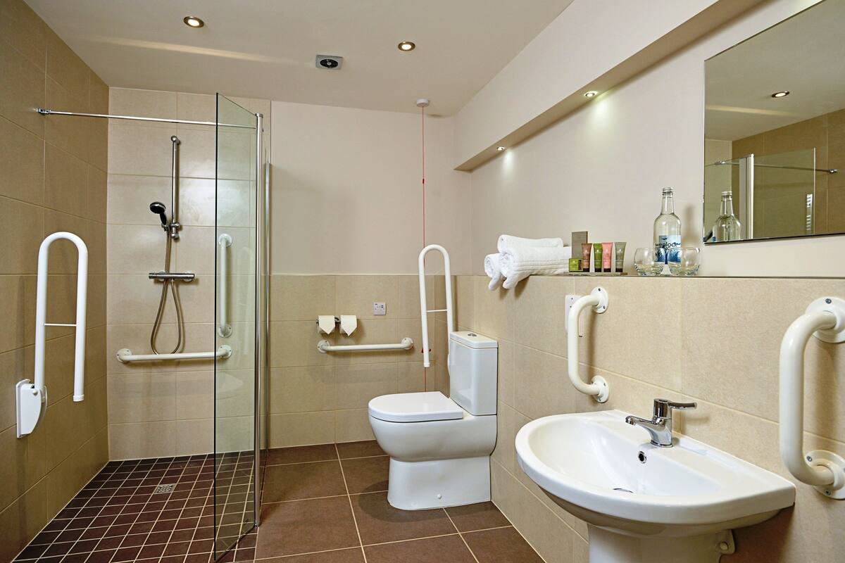 suite, 1 king bed, balcony, ground floor | bathroom | designer toiletries, hair dryer, towels