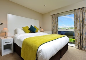 Hypo-allergenic bedding, in-room safe, desk, iron/ironing board - The View at The White Horse Woolley Moor (Alfreton)