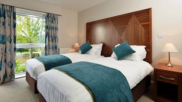 Suite, 1 trÚs grand lit, balcon, rez-de-chaussée | Literie hypoallergénique, coffres-forts dans les chambres, bureau