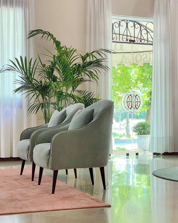 Lobby sitting area - Hotel Isola di Caprera (Mira)