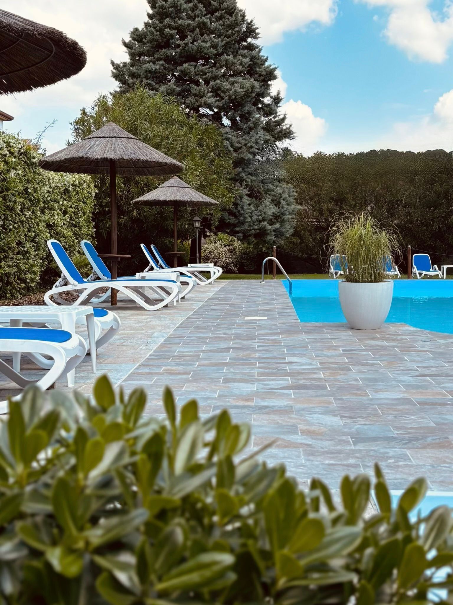 Piscine extérieure (ouverte en saison), parasols de plage