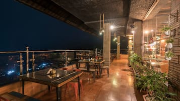 2 nhà hàng, món ăn mang phong cách quốc tế
