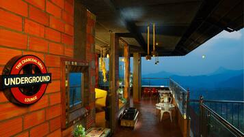 2 restaurants, international cuisine