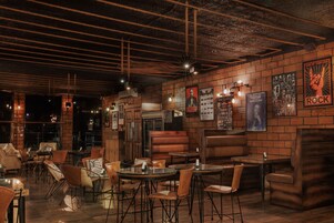 2 restaurantes; se sirve cocina internacional 