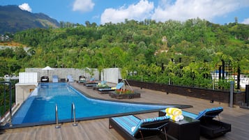 2 binnenzwembaden, 2 buitenzwembaden, ligstoelen bij het zwembad