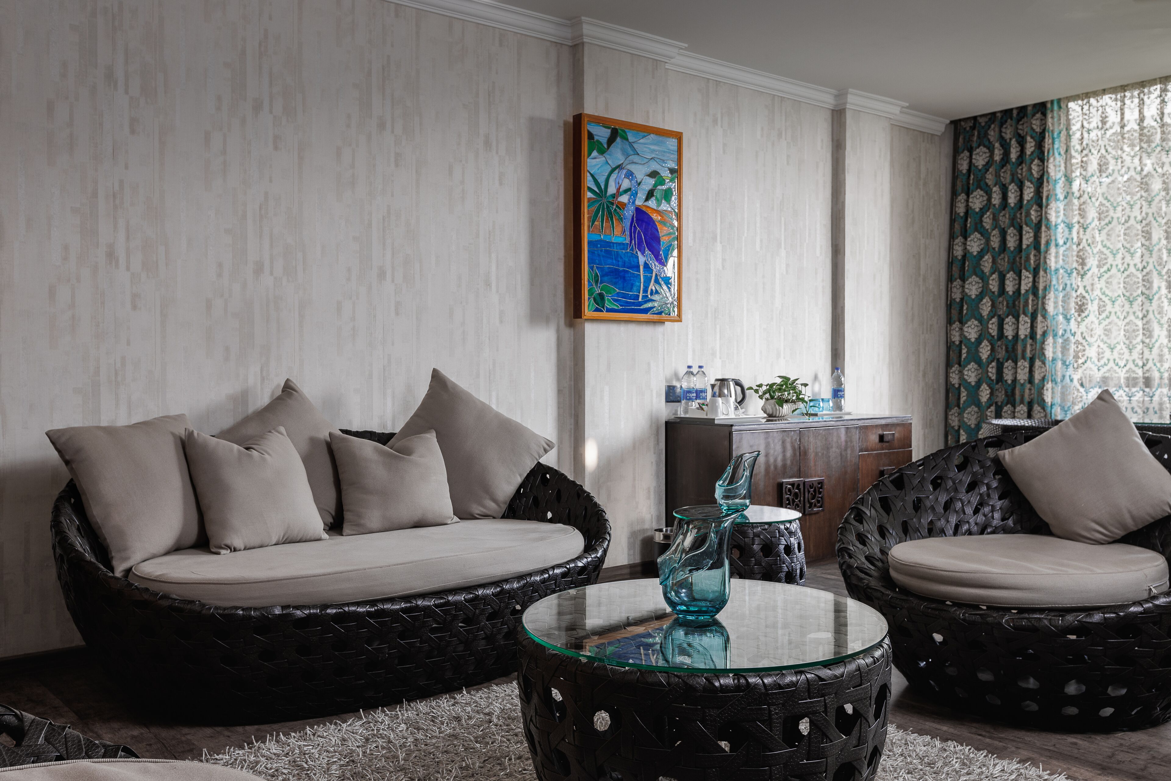 executive suite | living area | 40-inch flat-screen tv with cable channels, tv