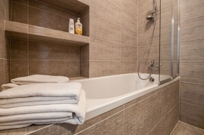 Apartment (4 person - Smolna 11 ) | Badezimmer | Kostenlose Toilettenartikel, Haartrockner, Handtücher, Seife