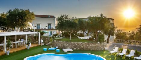 Piscina all'aperto, ombrelloni da piscina, lettini