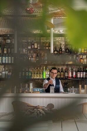 Bar junto a la piscina