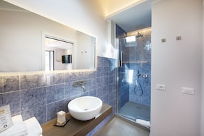 Junior Suite, Terrace, Sea View | Bathroom | Shower, rainfall showerhead, free toiletries, hair dryer - MelRose Relais (Massa Lubrense)